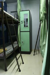 Palanda nebo palandy na pokoji v ubytování Ashirwad Guest House (Male Only)
