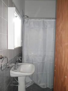 Ένα μπάνιο στο servicio de alojamiento en San Pedro