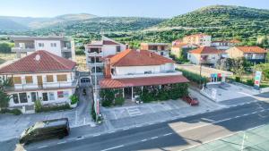 Nespecifikovaný výhled na hory nebo výhled na hory při pohledu z hotelu