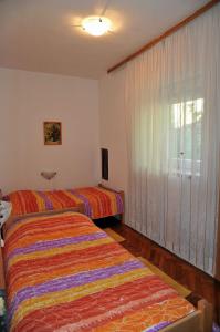 ein Hotelzimmer mit 2 Betten und einem Fenster in der Unterkunft Apartment Per - sea view & parking space in Banjol