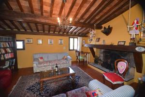 sala de estar con sofá y chimenea en Casa Mazzoni, en Roccastrada