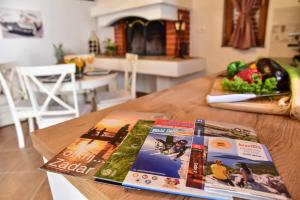 czasopismo siedzące na blacie kuchennym w obiekcie Apartman Mare w mieście Zadar
