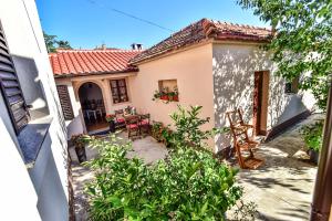 zewnętrzny widok na dom ze stołem i krzesłami w obiekcie Apartman Mare w mieście Zadar