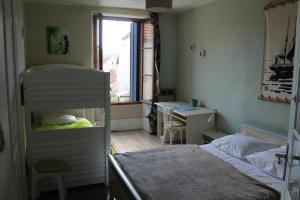 - une chambre avec des lits superposés et un bureau dans l'établissement Maison Familiale À Recey-Sur Ource, à Recey-sur-Ource
