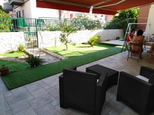 a backyard with a lawn and a table and chairs at House La Palma in Ruvo di Puglia