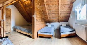 Ένα ή περισσότερα κρεβάτια σε δωμάτιο στο Chalupa na Horce