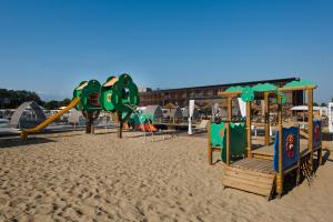 een speeltuin op het strand in het zand bij Lino delle Fate Eco Resort in Bibione