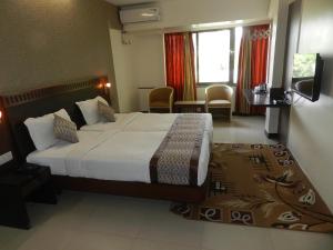 Een bed of bedden in een kamer bij Hotel Ayodhya