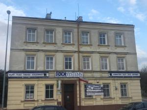 un gran edificio con un cartel delante en Apartament wygodny S3 en Kalisz