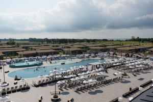 Бассейн в Lino delle Fate Eco Resort или поблизости