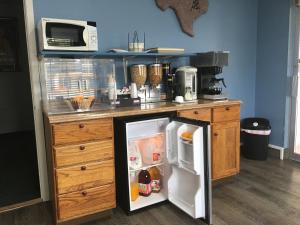una nevera con la puerta abierta en una cocina en Americas Best Value Inn Ozona en Ozona