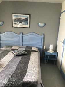 a bedroom with a bed and a table with a lamp at Gîtes du Ménez-Hom in Plomodiern