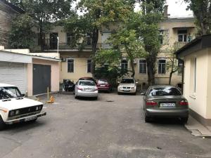 un grupo de autos estacionados en un estacionamiento en Apart-Hotel next to Deribasivska, en Odessa