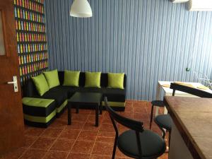 A seating area at Moni Apartment