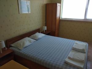 - une chambre avec un lit avec deux oreillers et une fenêtre dans l'établissement Moni Apartment, à Nessebar