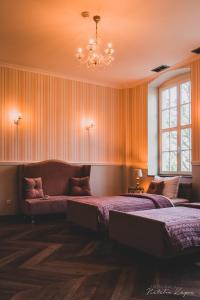 Łóżko lub łóżka w pokoju w obiekcie Pałac Rajkowo