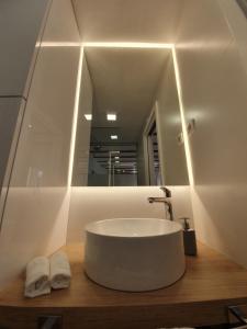 斯普利特的住宿－THE SUITES at central Split，浴室设有白色水槽和镜子