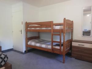 Bunk bed o mga bunk bed sa kuwarto sa Chambre D'Hôtes De La Roche Tremblante