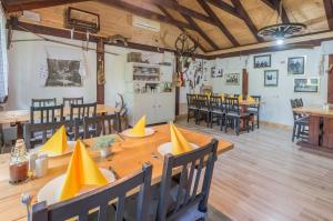 Reštaurácia alebo iné gastronomické zariadenie v ubytovaní Villa Rubčić Rooms