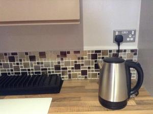 Příslušenství pro přípravu čaje a kávy v ubytování The Anfield Apartment