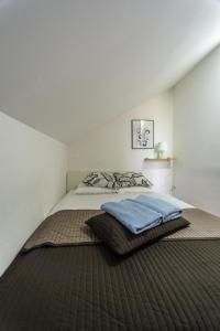 Un dormitorio con una cama con una manta. en Villa Rubčić, en Rakovica