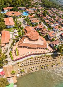 eine Luftansicht eines Resorts neben dem Wasser in der Unterkunft Yucelen Hotel in Akyaka