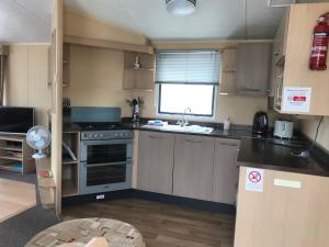 Kuchyň nebo kuchyňský kout v ubytování Pet friendly riverside static caravan