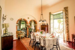 ein Esszimmer mit einem Tisch und Stühlen in der Unterkunft Villa Gemmellaro in Taormina