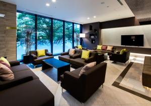 un ampio soggiorno con divani e TV di Daiwa Roynet Hotel Chiba Ekimae a Chiba