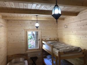 Habitación con 2 literas en una cabaña de madera en Triangle Woodhouse, en Plav
