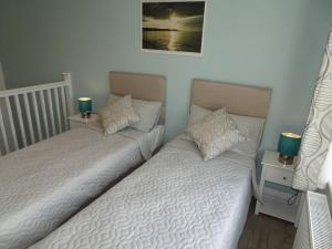twee bedden naast elkaar in een slaapkamer bij The Whiteways in Bristol
