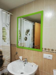 bagno con lavandino e specchio verde di Atico con piscina privada a Vera Altre 65 foto