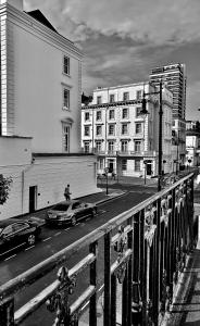 ロンドンにあるヴィクトリア ロッジングス ロンドンの車道の白黒写真