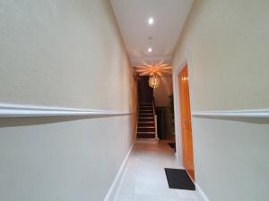 un pasillo con estanterías vacías en una casa en Victoria Lodgings London, en Londres 26 fotos más