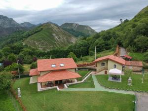una vista aérea de una casa con montañas en el fondo en Casa El Campo Mateo, en Peruyes