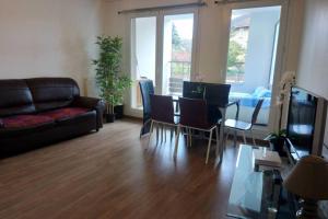 a living room with a couch and a table and chairs at Boissy Gare RER A Appartement 1 à 3 chambres au choix in Boissy-Saint-Léger