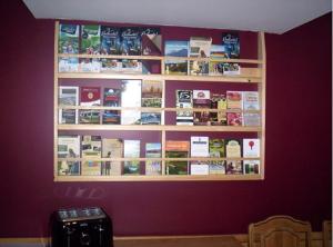 un estante de libros en una pared con libros en él en Gîte Au p'tit bonheur B&B en Coaticook