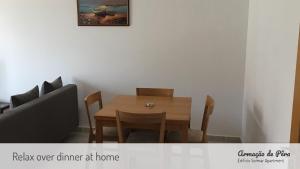 una sala da pranzo con un tavolo e un divano di Edificio Solmar Apartment ad Armação de Pêra