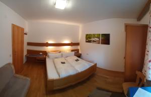 Giường trong phòng chung tại Ferienwohnung Christina Gundolf