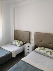 1 dormitorio con 2 camas y vestidor en "Vero Vijola" in Torrevieja, en Torrevieja