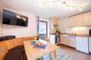 una cocina con una mesa con un bol de fruta. en Haus Talblick, en Ramsau