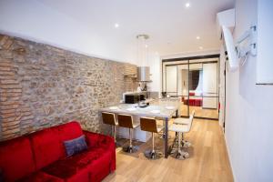 un soggiorno con divano rosso e tavolo di Elegant Apartments 5 terre la spezia a La Spezia
