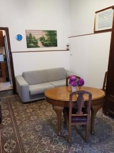 a living room with a table and a couch at BILOCALE VERDI A C/MARE GOLFO in Castellammare del Golfo