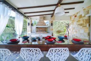 villa Santa Marina في Makryámmos: غرفة طعام مع طاولة وكراسي