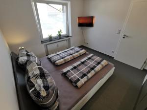 a bedroom with two beds and a window at Ferienwohnung Boosch in Grefrath