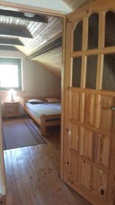 um quarto com um beliche e uma porta de madeira em Dom nad jeziorem em Gostynin