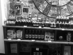un magasin avec un bouquet de boissons en exposition dans l'établissement CHAMBRE D'HOTES SANDRA, à Annot