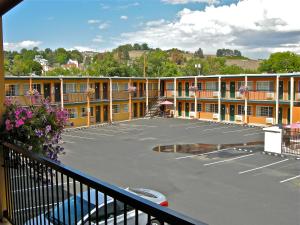 een lege parkeerplaats voor een motel bij Americas Best Value Inn - Pendleton in Pendleton