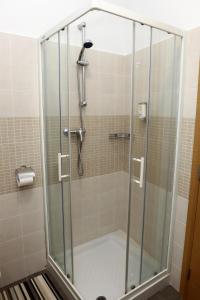 een douche met een glazen deur in een badkamer bij Trendy Apartment Izola JS in Izola +26 foto's