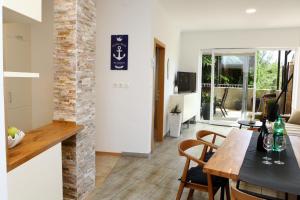 een keuken en eetkamer met een tafel en stoelen bij Trendy Apartment Izola JS in Izola